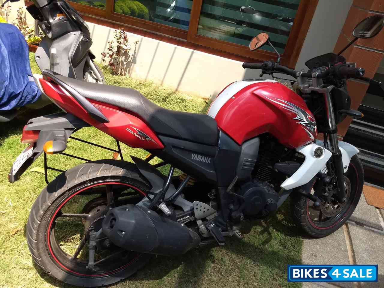 Red White Yamaha FZ-S