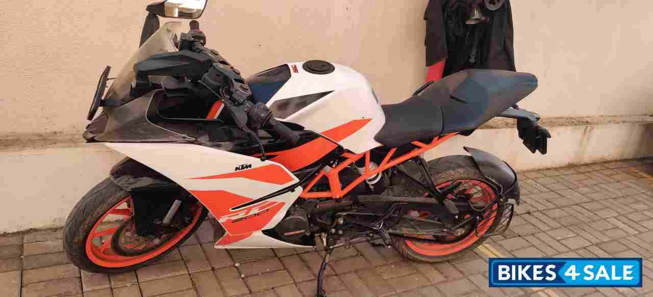 White KTM RC 200 2020