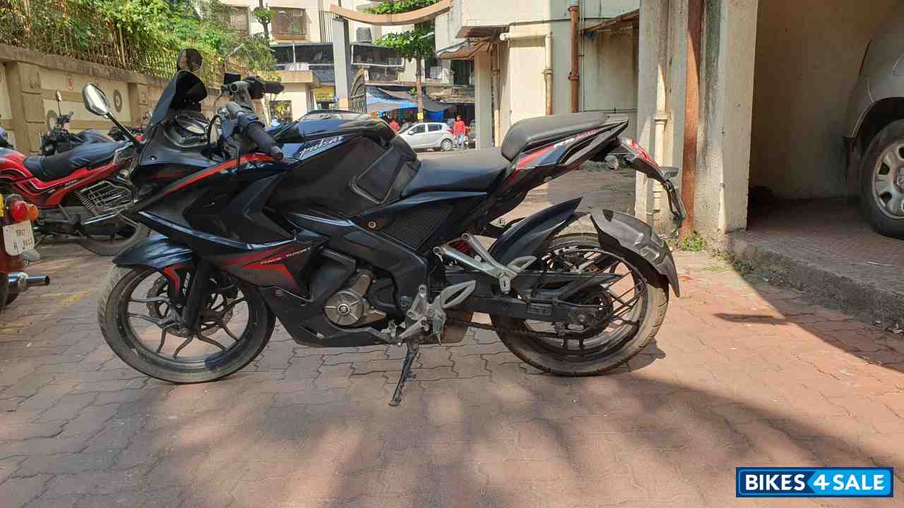 Black Bajaj Pulsar RS 200 ABS Black Bajaj Pulsar RS 200 ABS