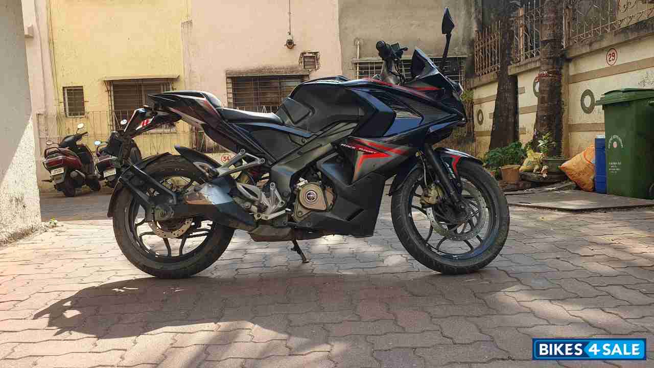 Black Bajaj Pulsar RS 200 ABS Black Bajaj Pulsar RS 200 ABS