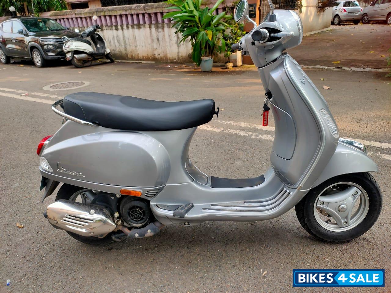 Met Silver Vespa ZX 125