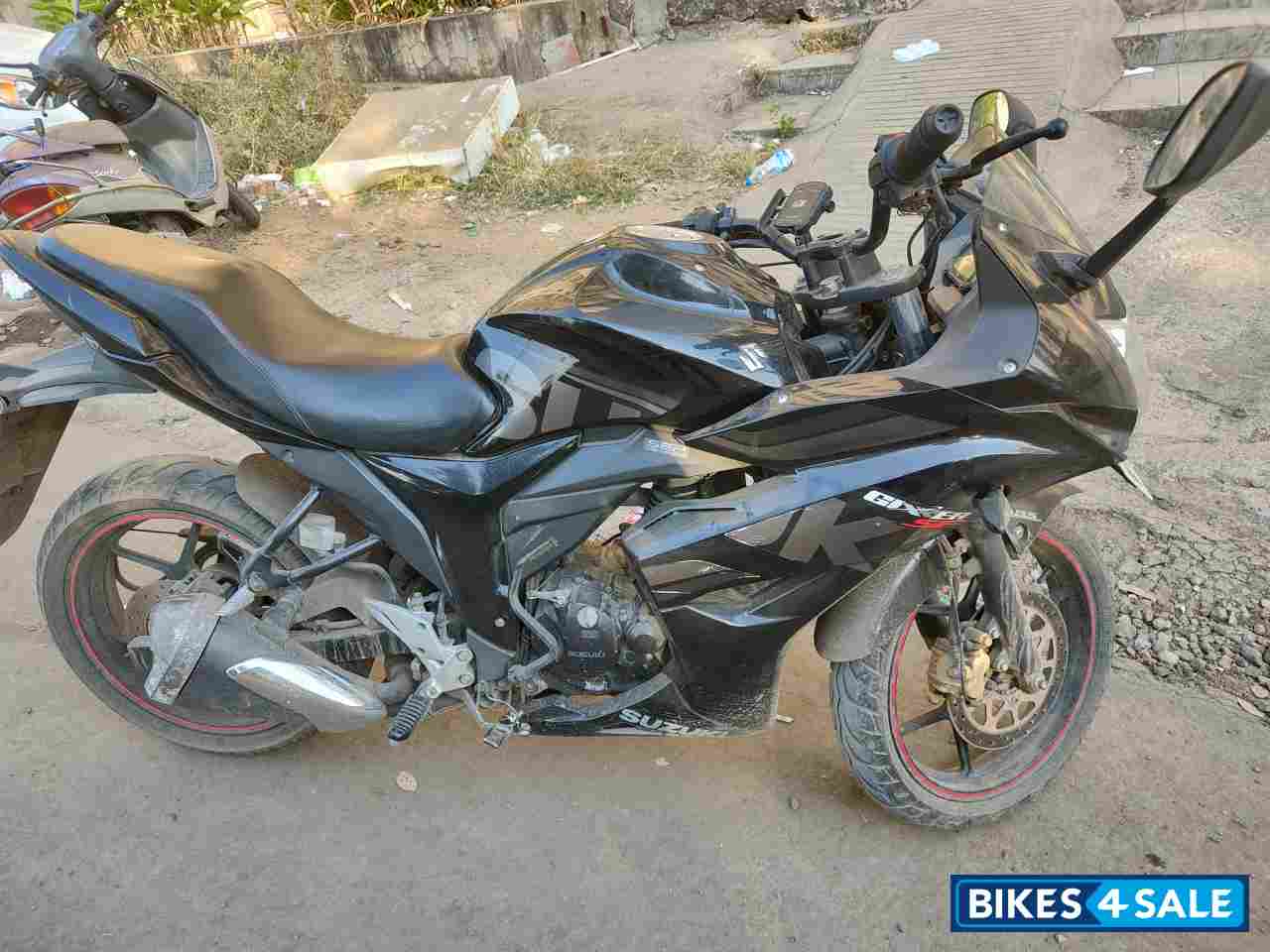 Gl. Sparkle Black Suzuki Gixxer SF
