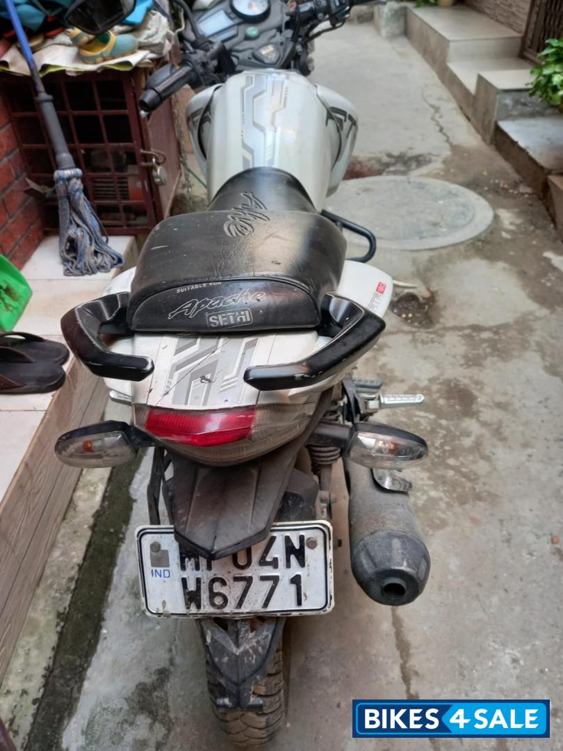 Pearl White TVS Apache RTR 180