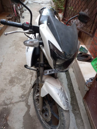 Pearl White TVS Apache RTR 180