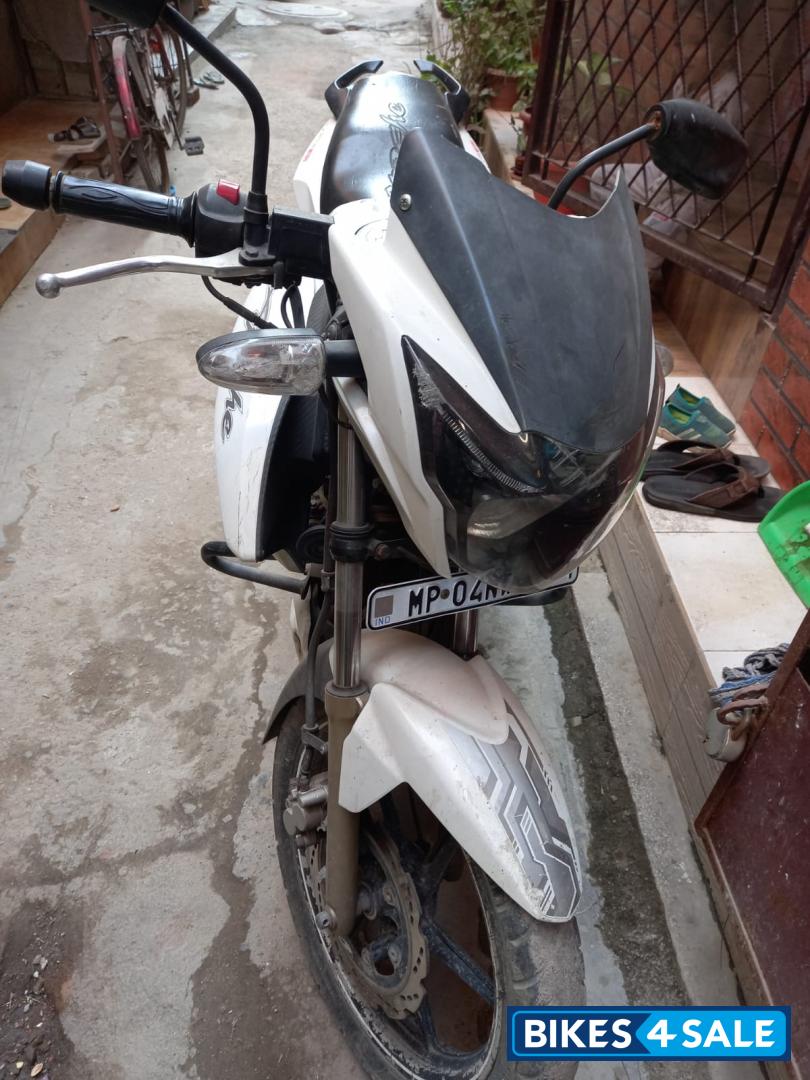 Pearl White TVS Apache RTR 180