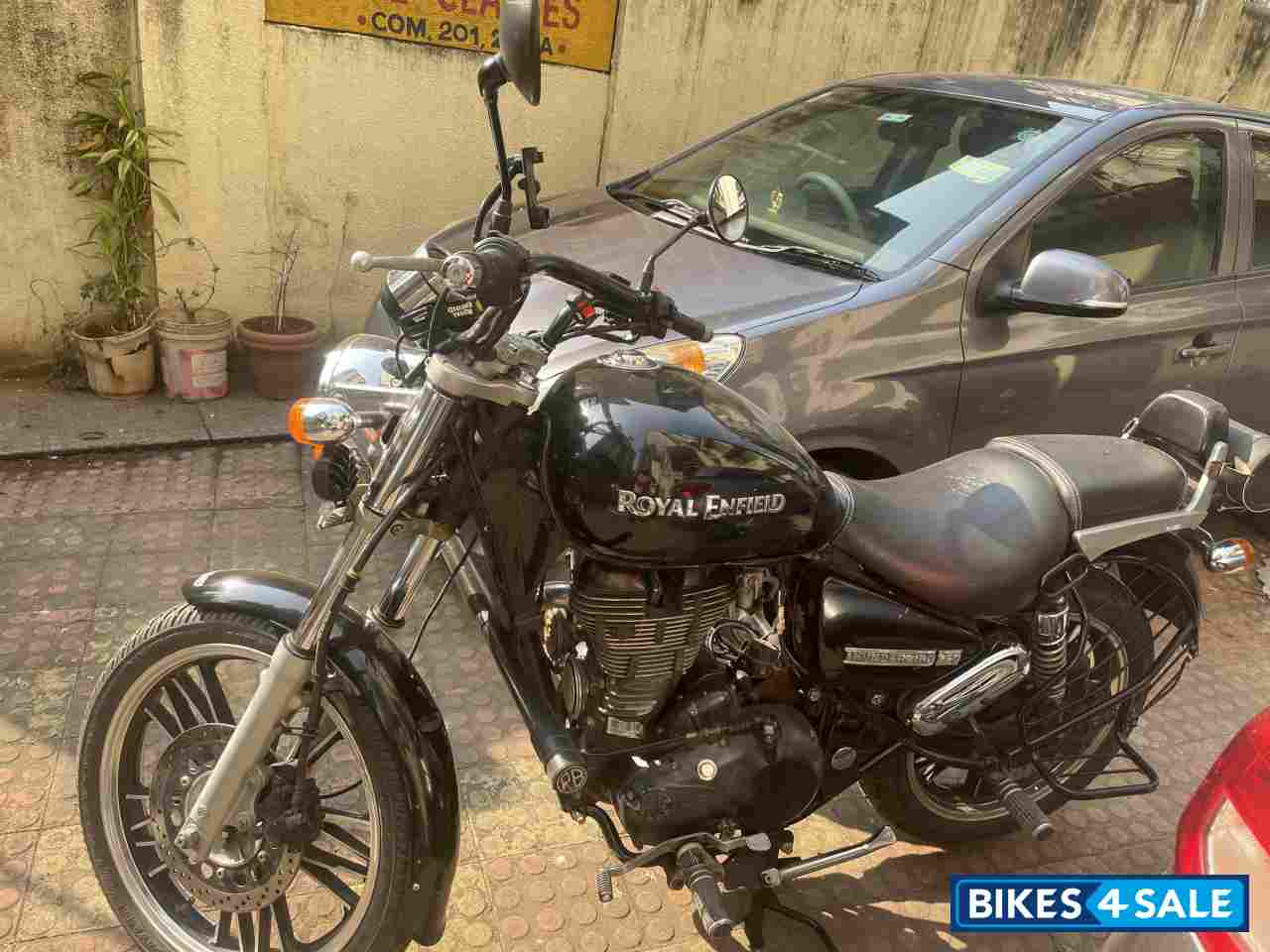 Black Royal Enfield Thunderbird 350