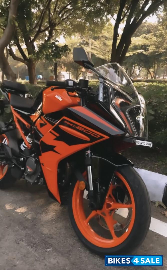 Black KTM RC 200 2022