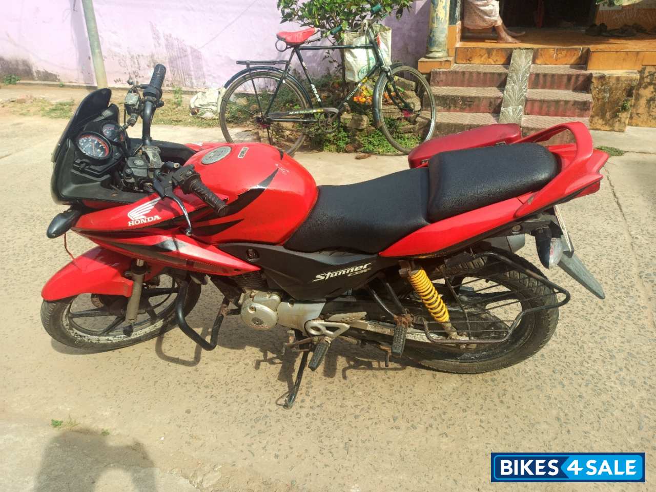 Red Honda CBF Stunner