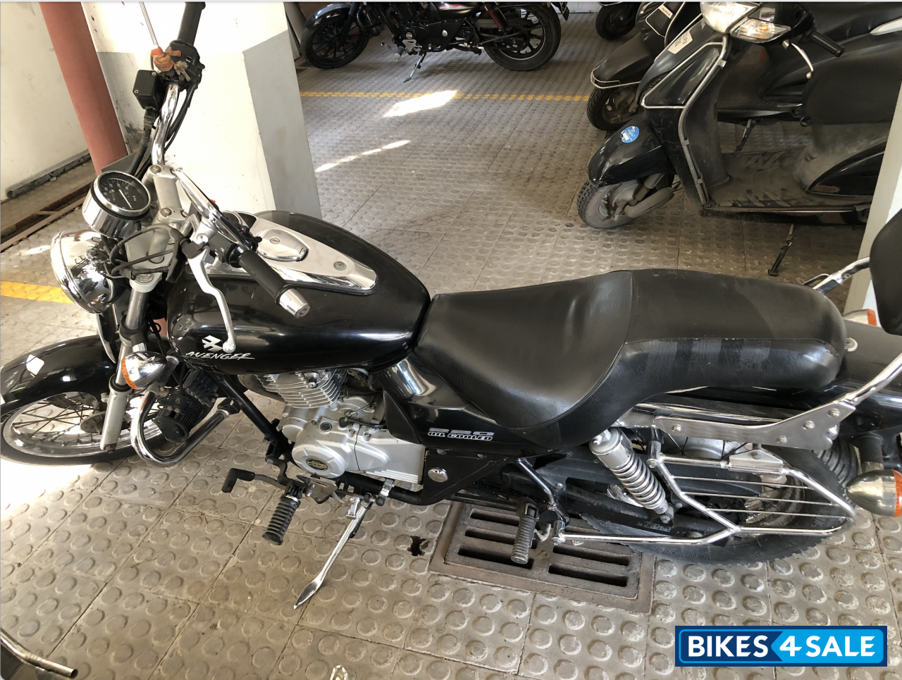 Black Bajaj Avenger 220 DTS-i