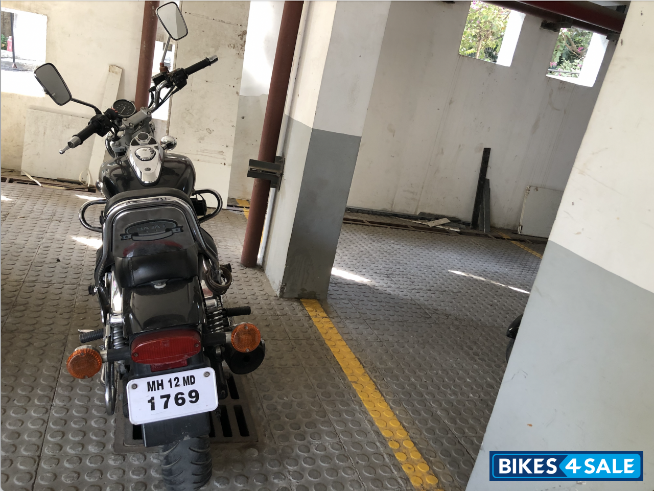 Black Bajaj Avenger 220 DTS-i