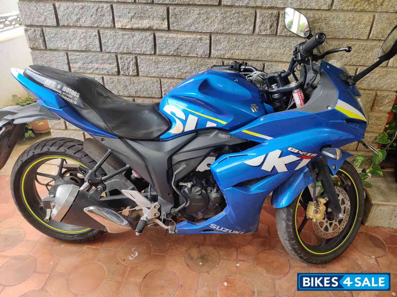Blue Suzuki Gixxer SF