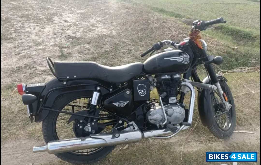 Black Royal Enfield Bullet 350