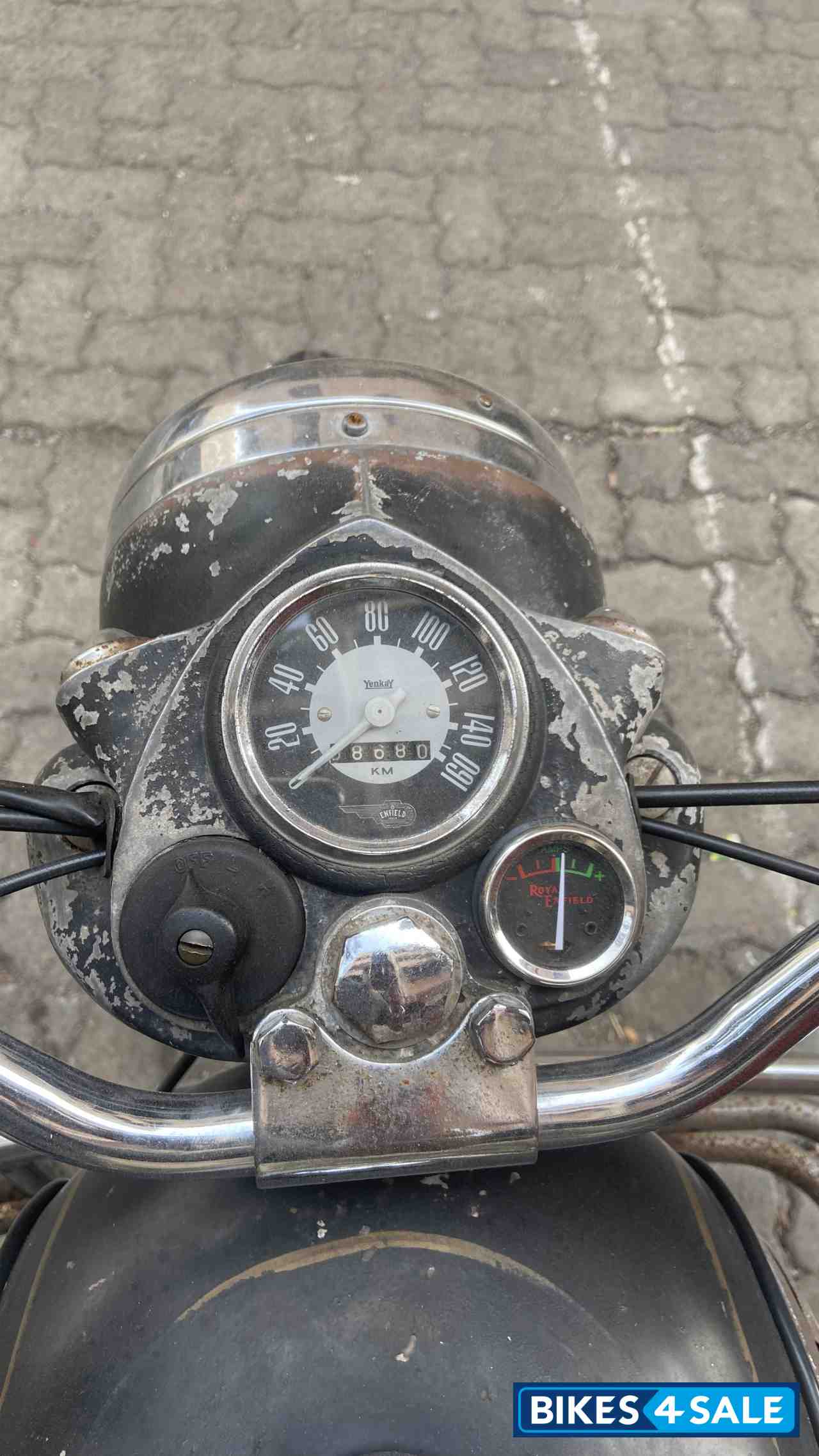 Black Royal Enfield Bullet Deluxe 350
