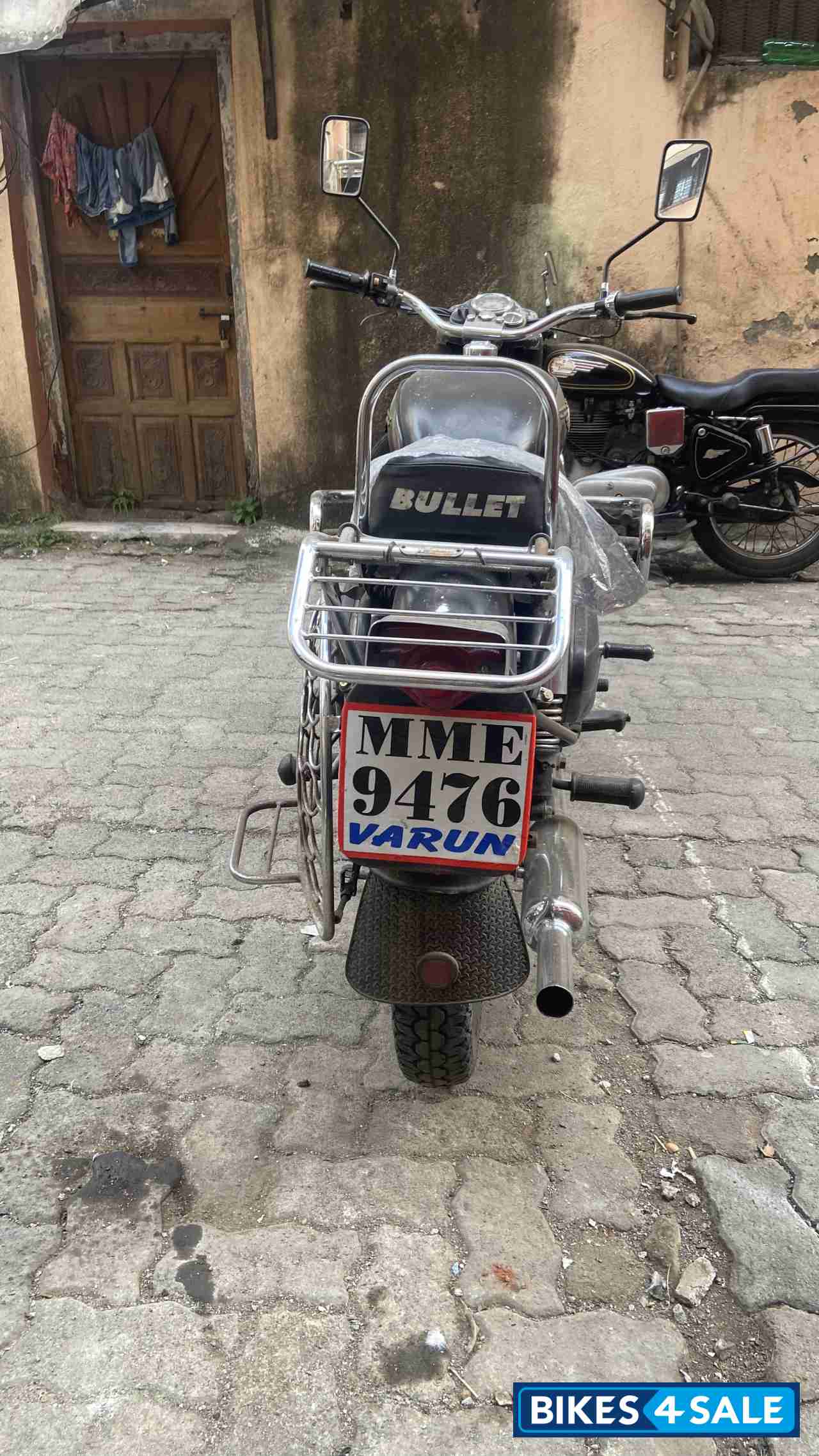 Black Royal Enfield Bullet Deluxe 350