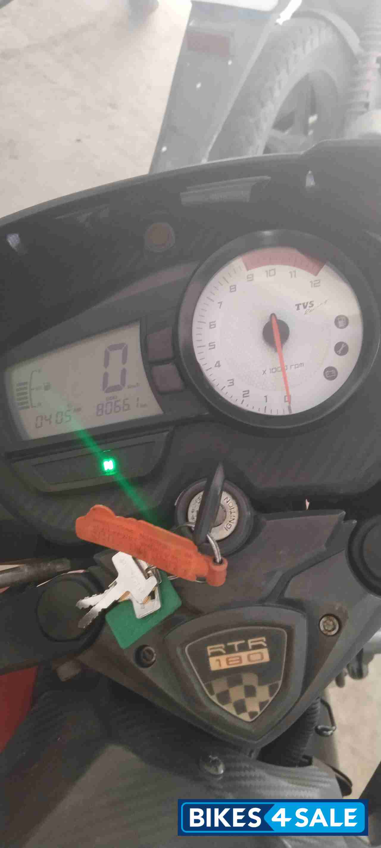 Mett Red TVS Apache RTR 180