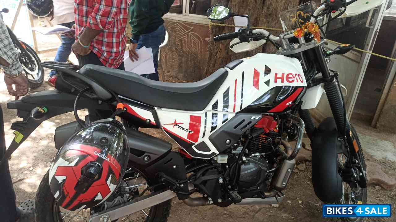 White Hero Xpulse 200 4V Rally Edition