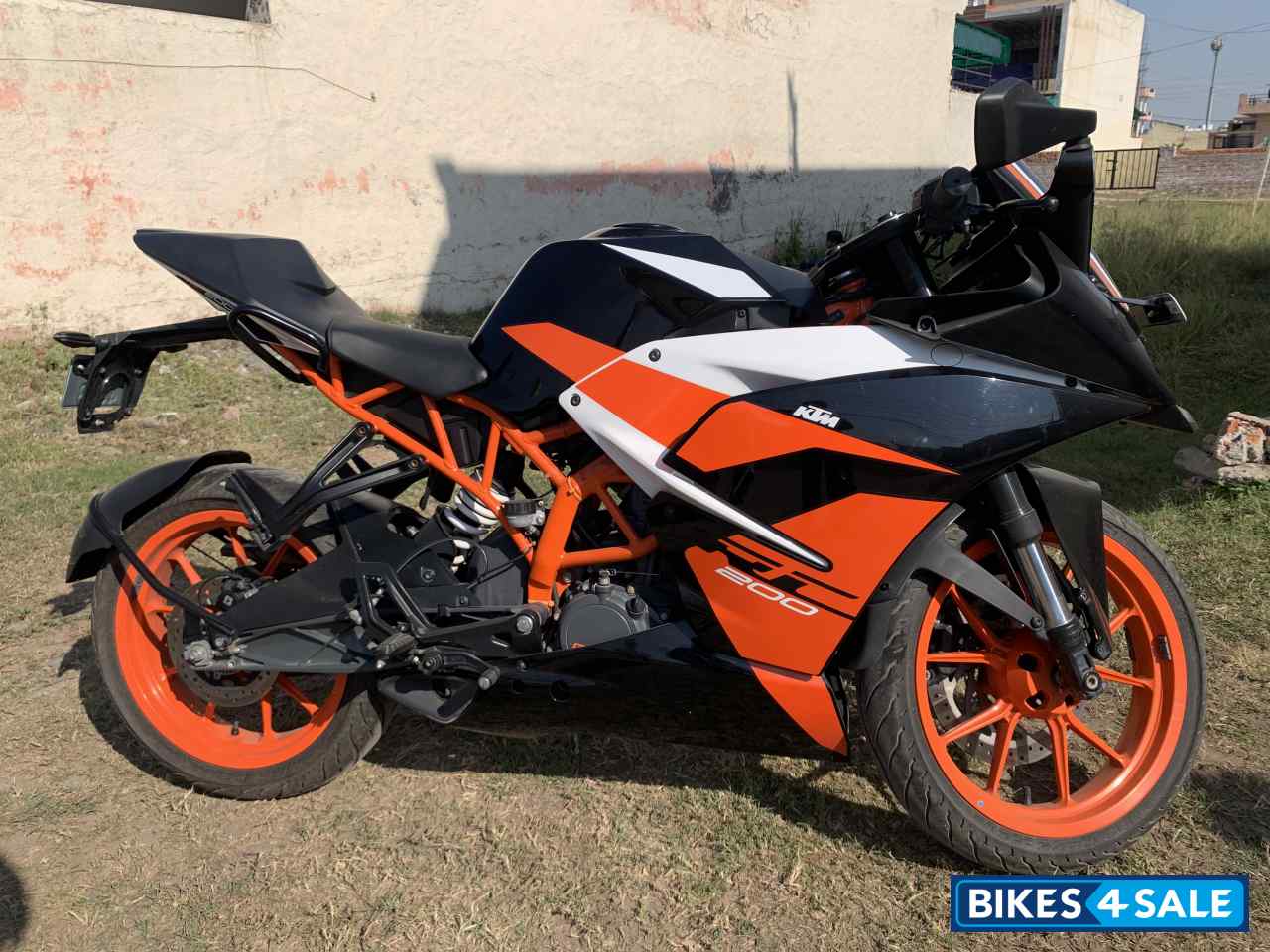 Black KTM RC 200