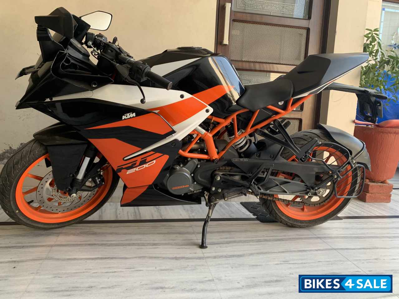 Black KTM RC 200