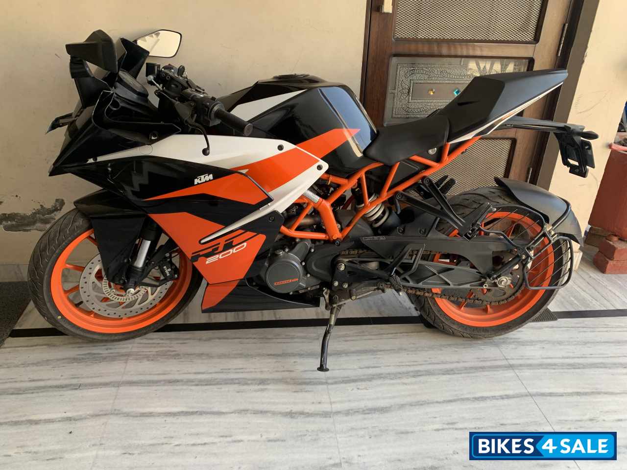 Black KTM RC 200