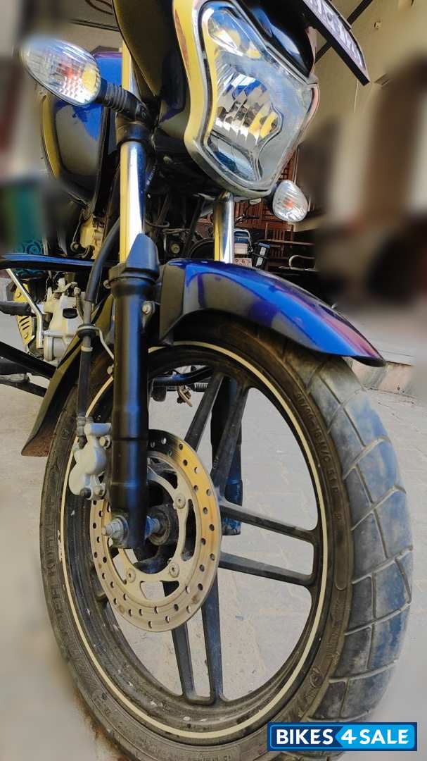 Bajaj V15