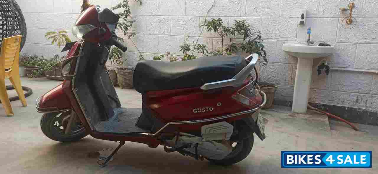 Red Mahindra Gusto