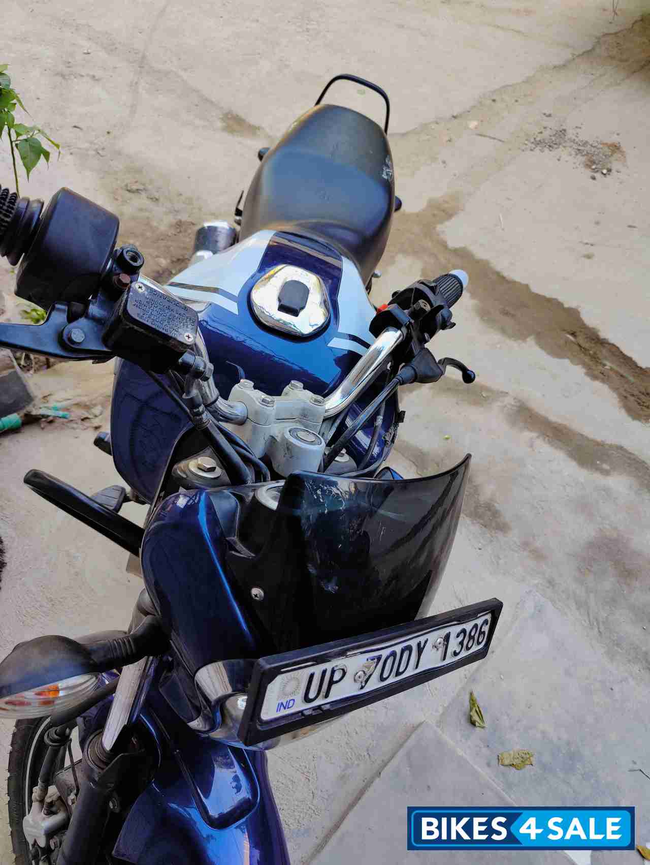 Bajaj V15