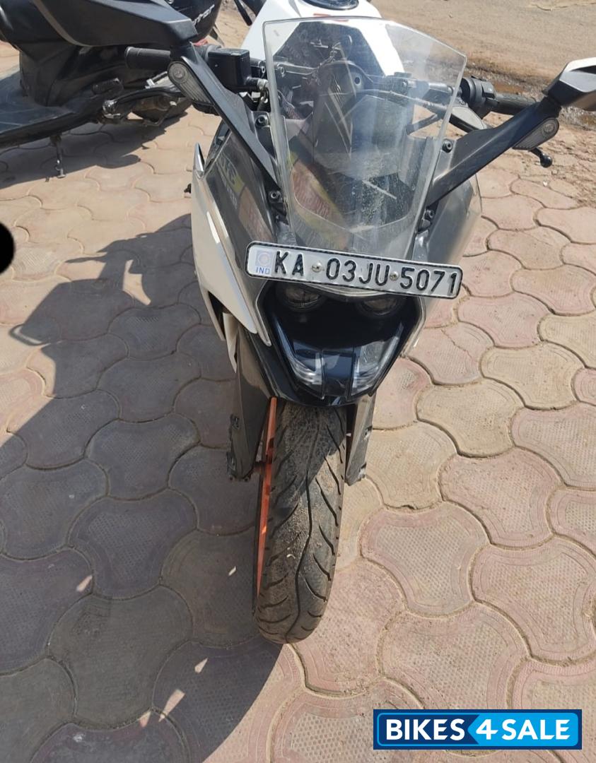 White KTM RC 200