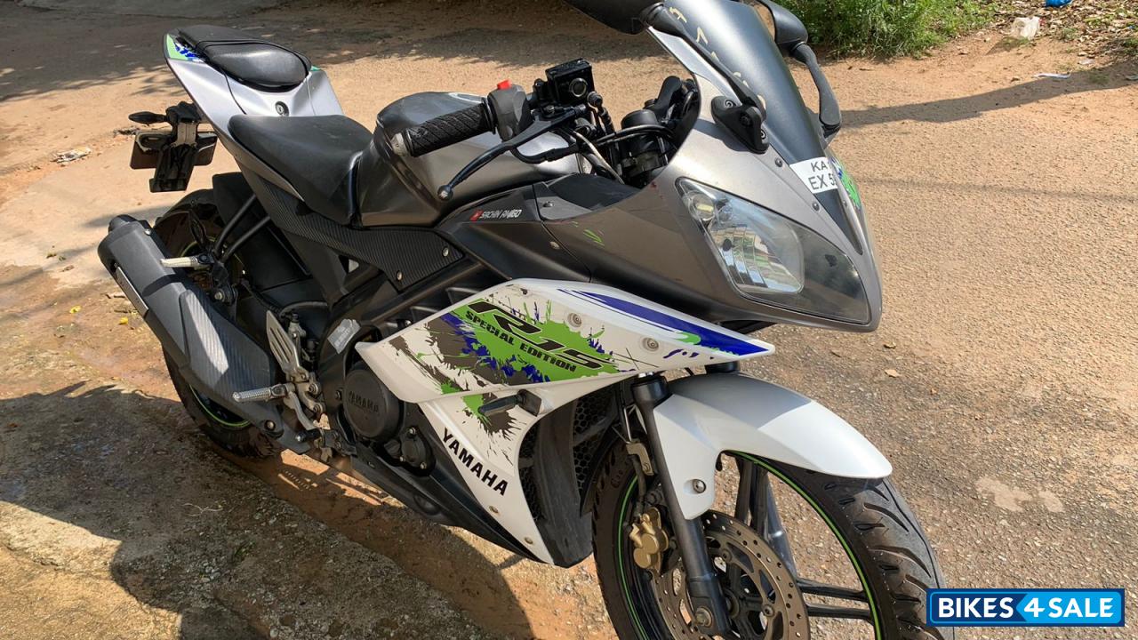 White Special Edition Yamaha YZF R15 V2