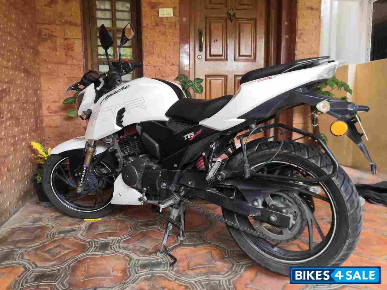 White TVS Apache RTR 200 4V