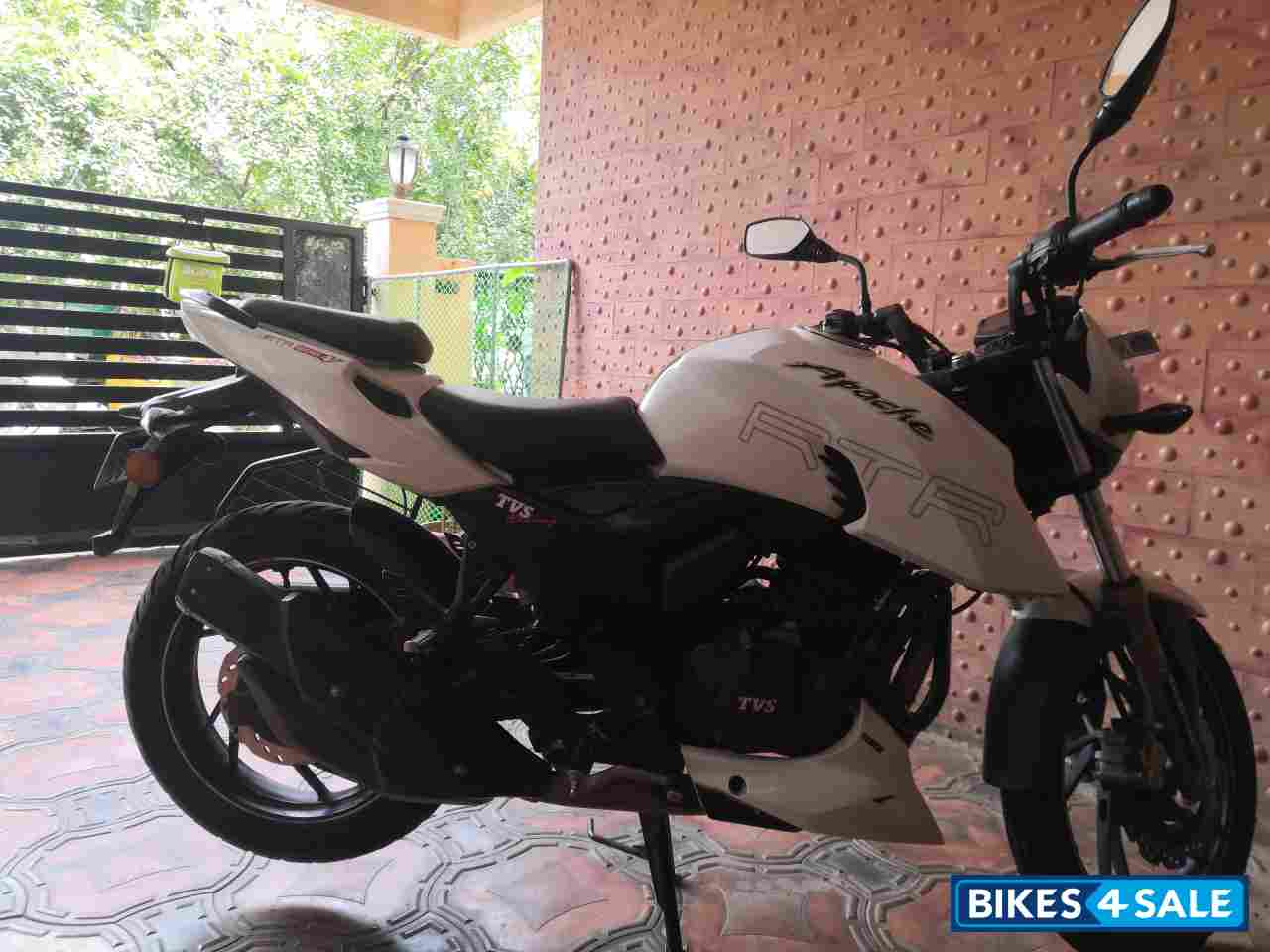White TVS Apache RTR 200 4V