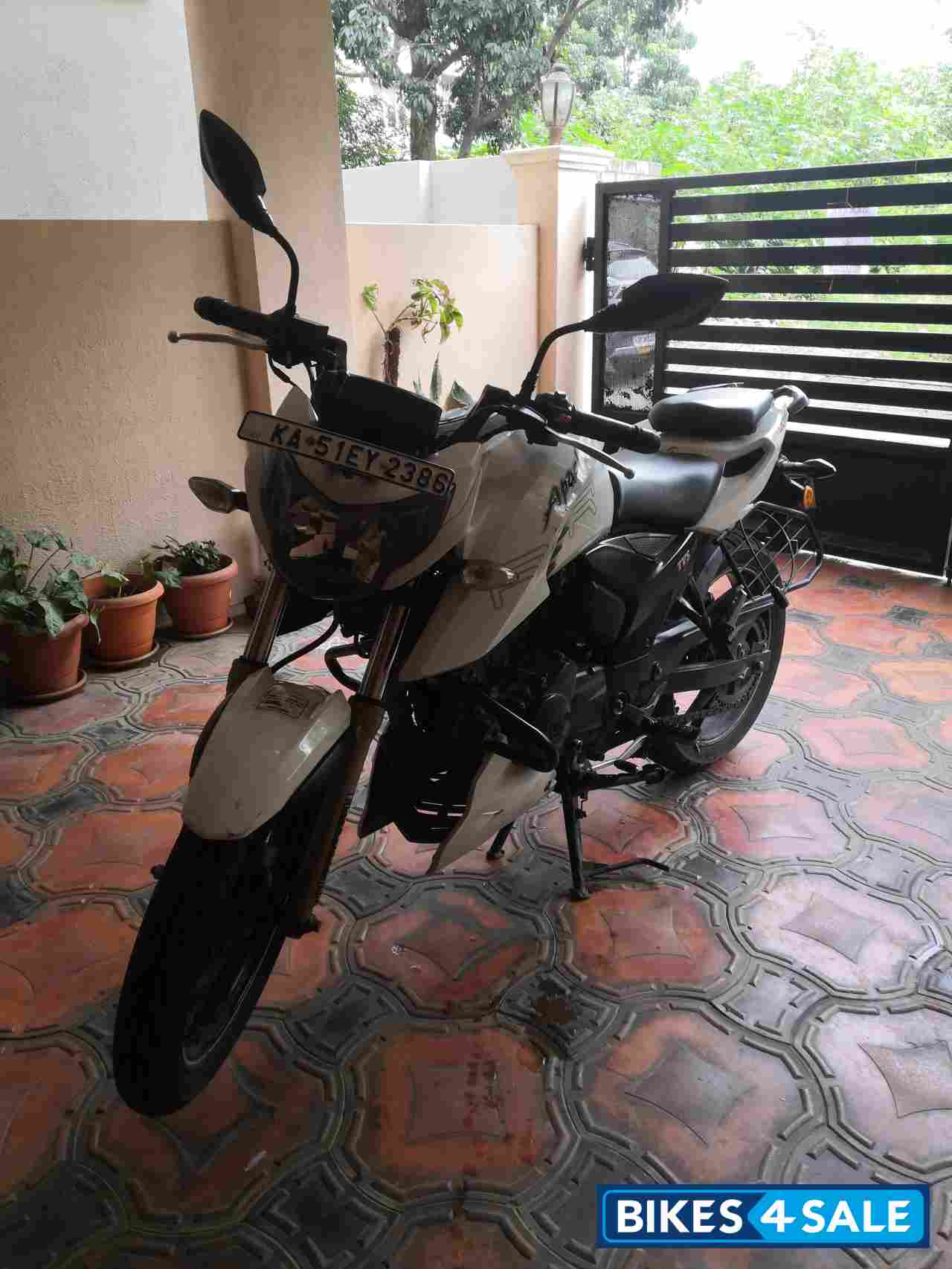 White TVS Apache RTR 200 4V