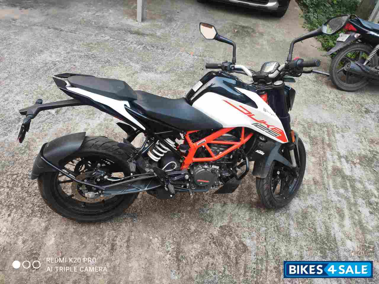 Red And White KTM Duke 125
