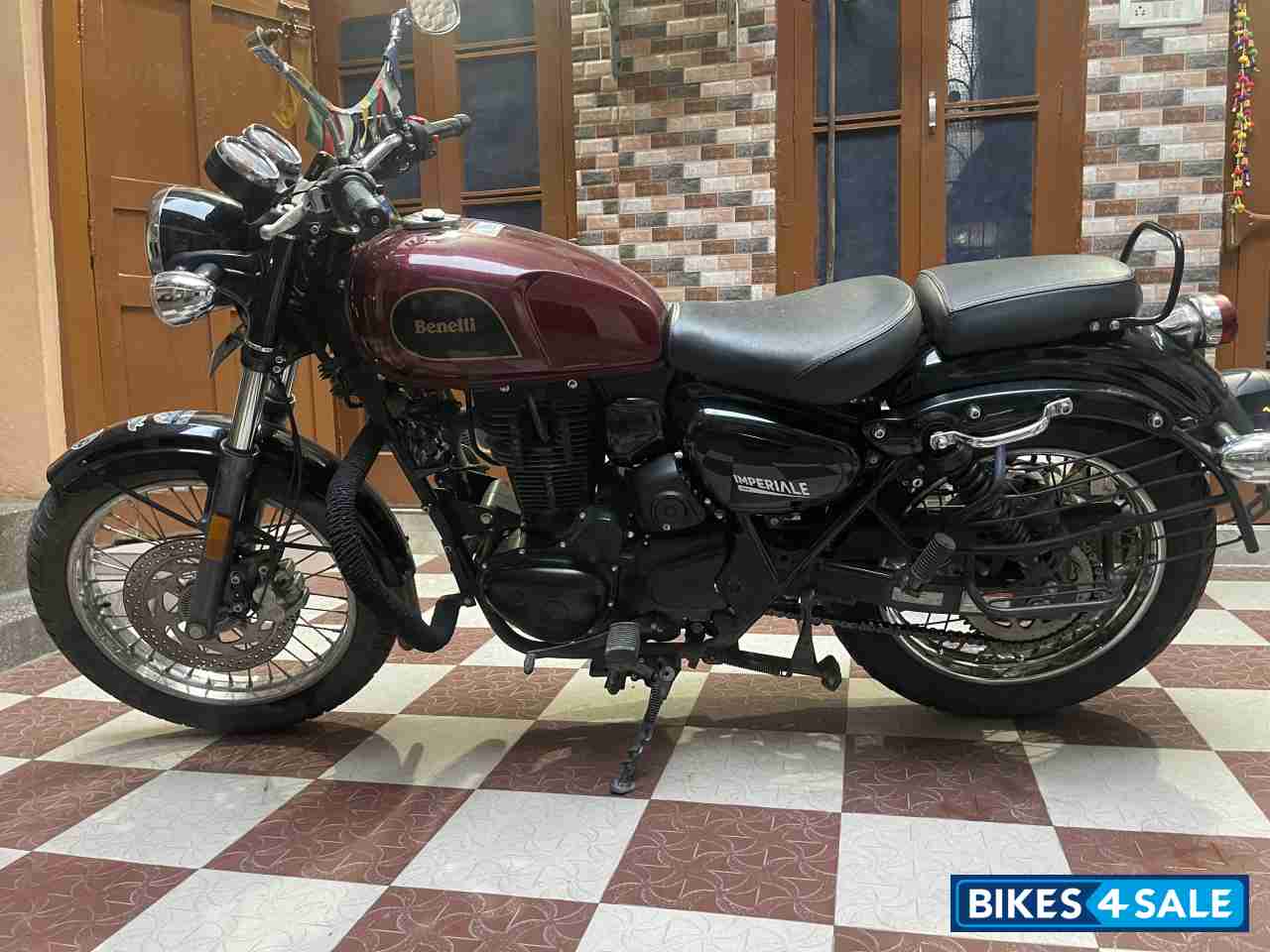 Black/red Benelli Imperiale 400