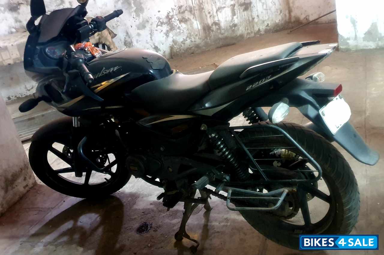 Black Bajaj Pulsar 220F