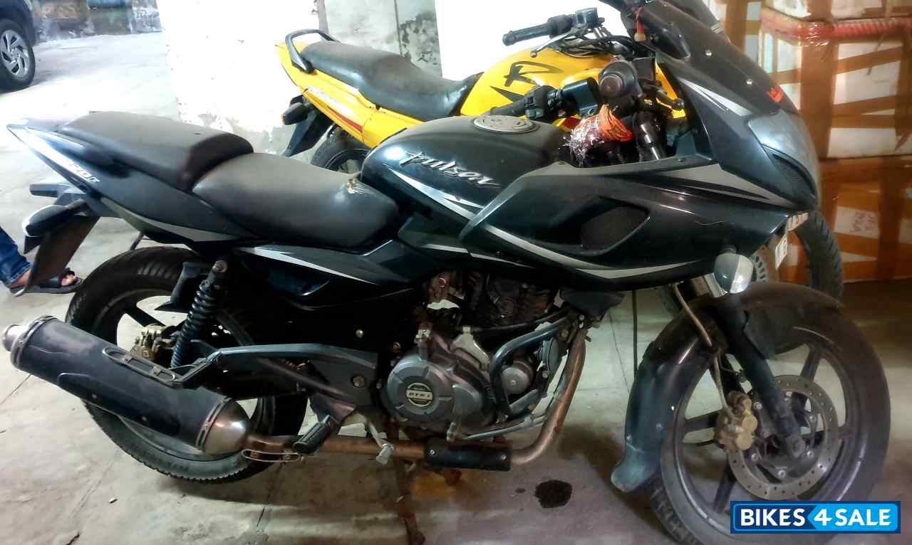 Black Bajaj Pulsar 220F