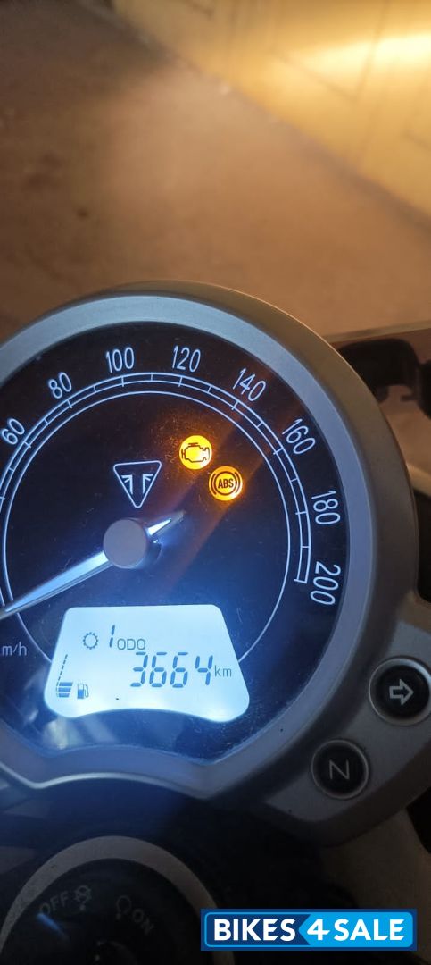 Cranberry Red Triumph Street Twin