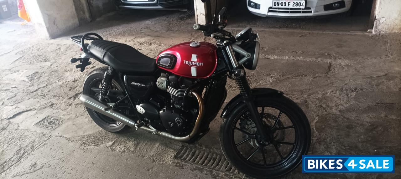 Cranberry Red Triumph Street Twin