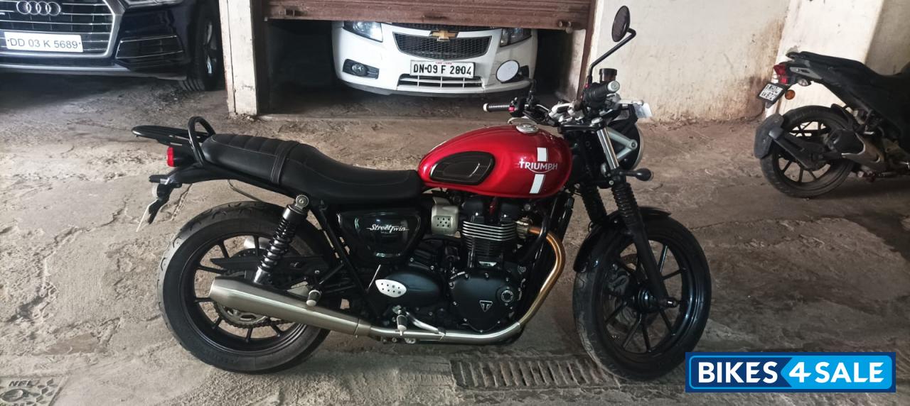 Cranberry Red Triumph Street Twin