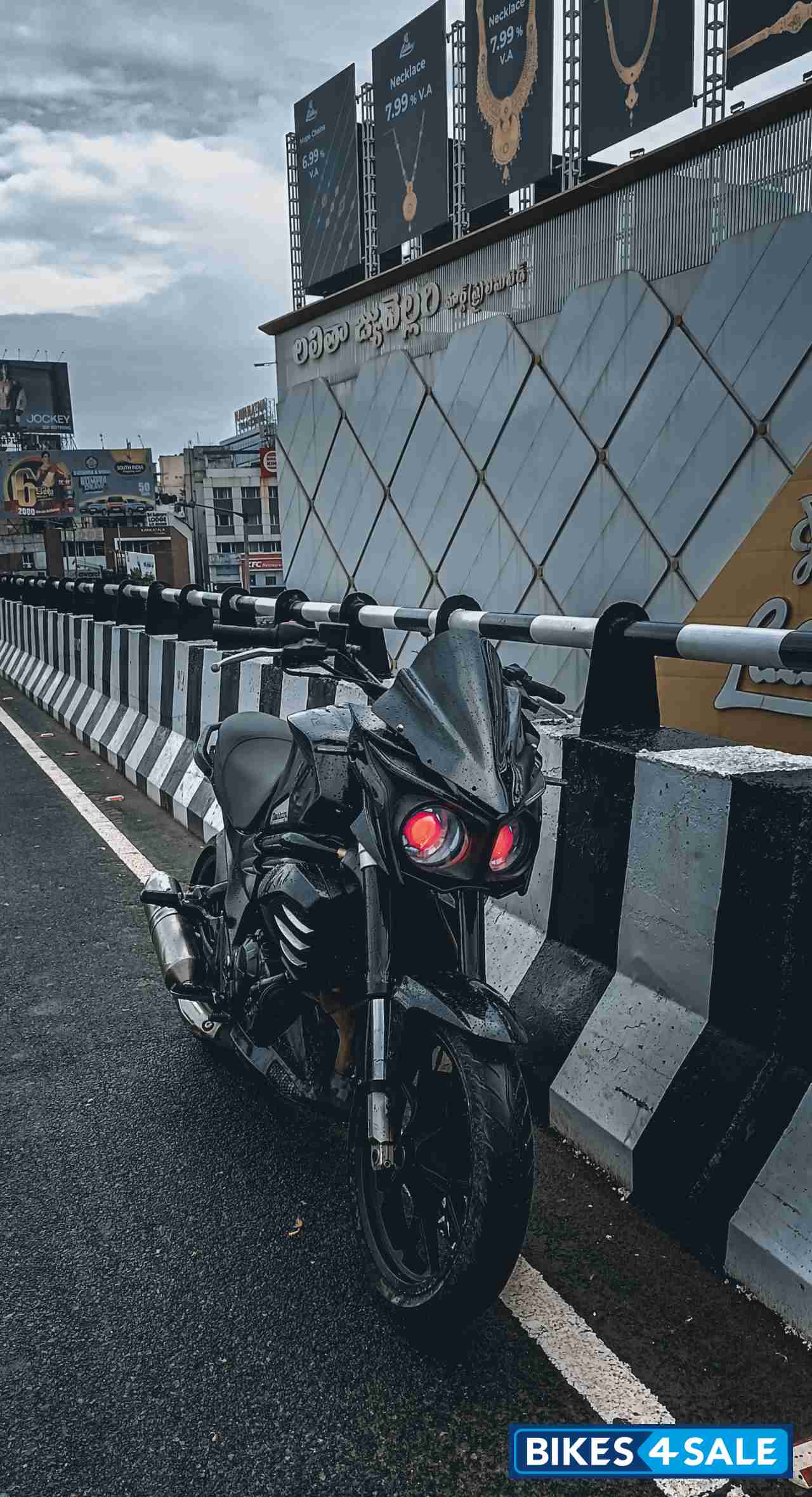 Black Mahindra Mojo XT 300