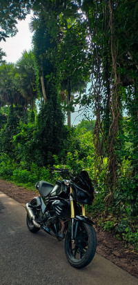 Black Mahindra Mojo XT 300