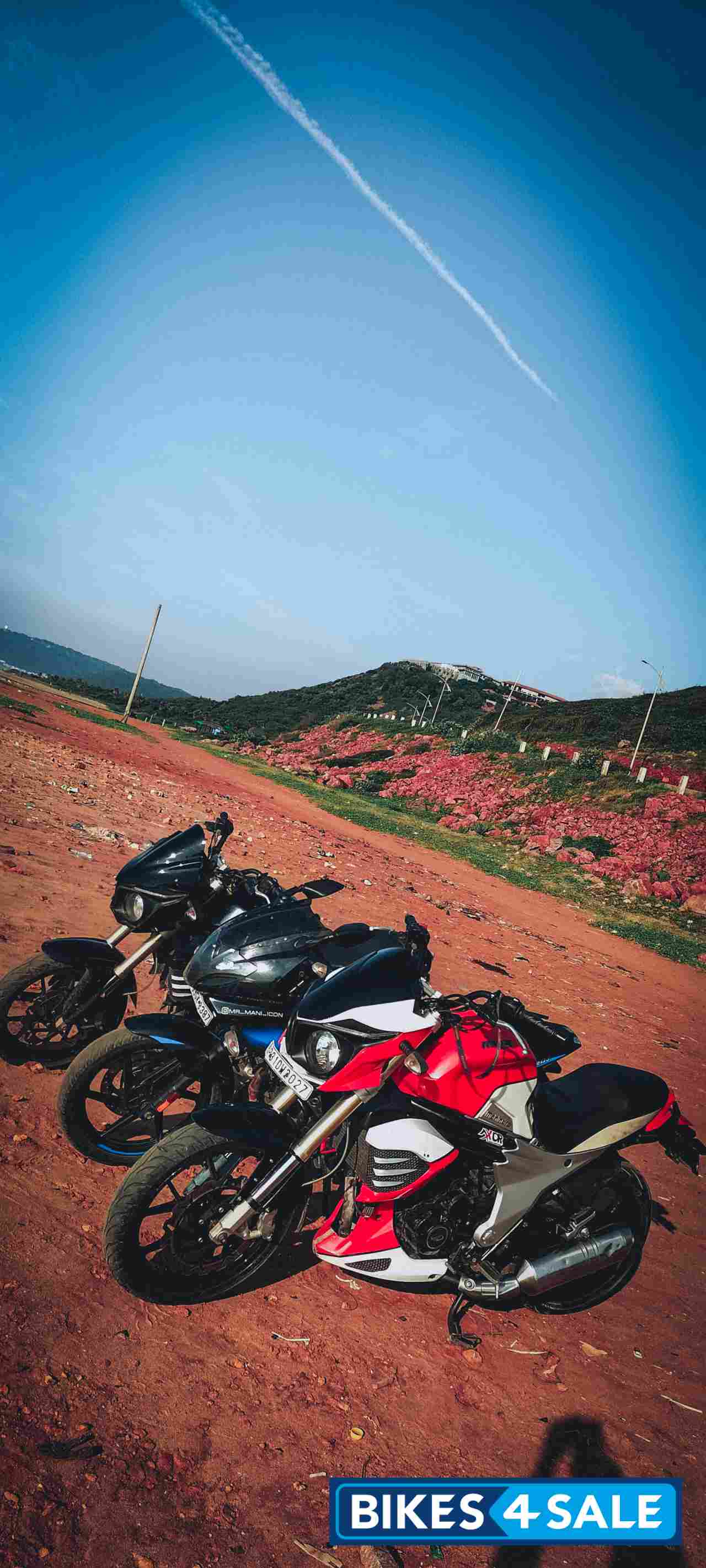 Black Mahindra Mojo XT 300