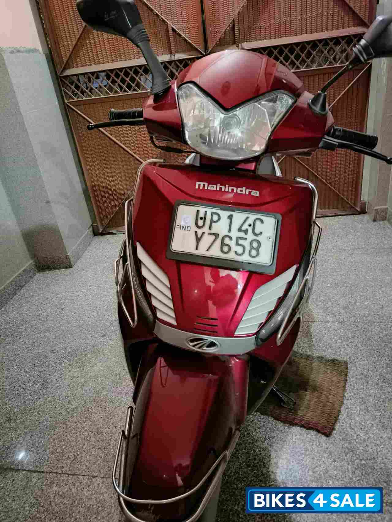Red Mahindra Gusto