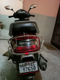 Red Mahindra Gusto