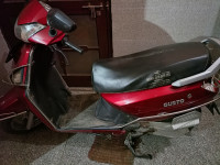 Red Mahindra Gusto