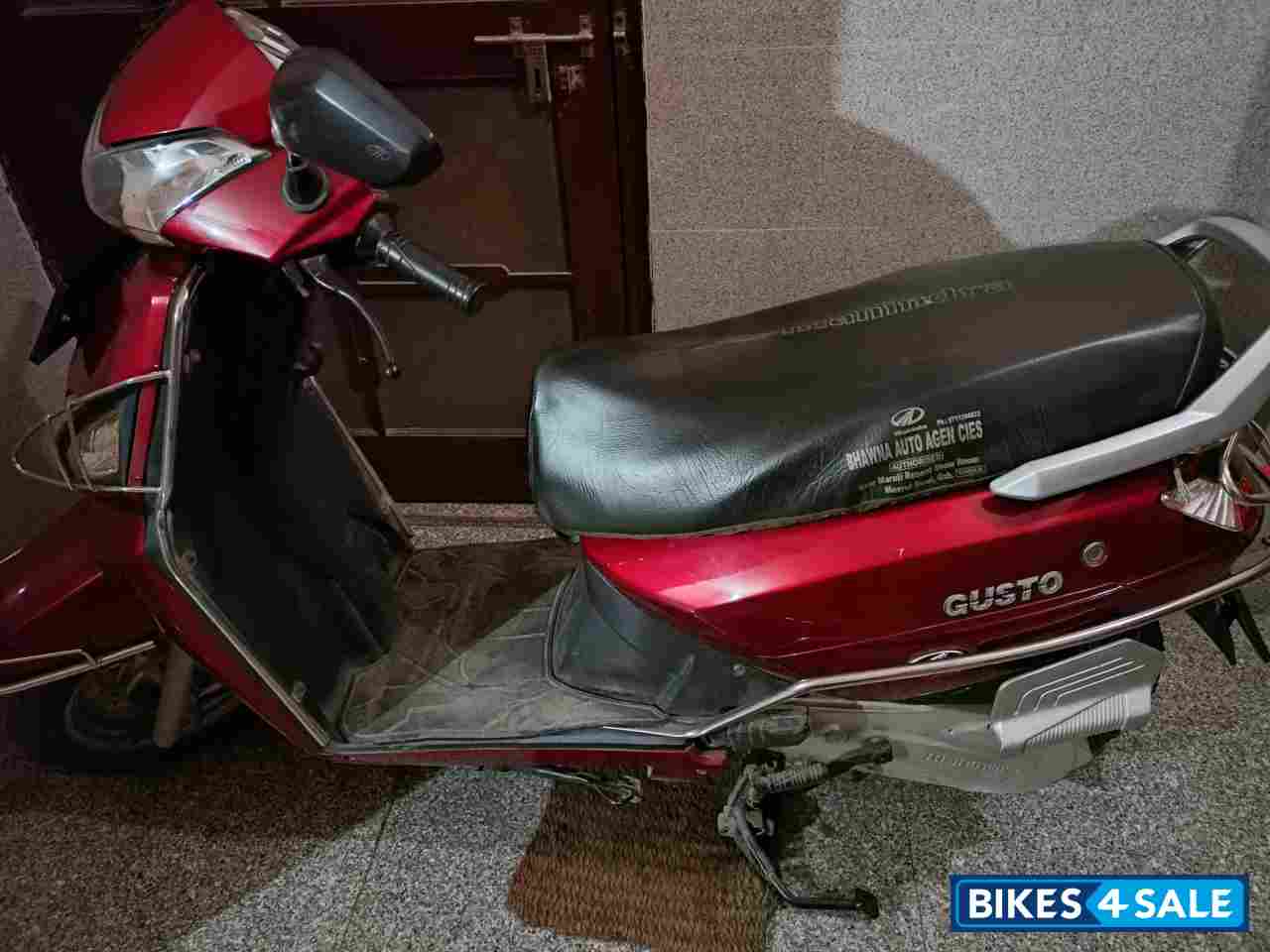 Red Mahindra Gusto