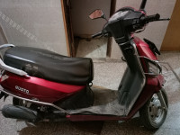 Red Mahindra Gusto