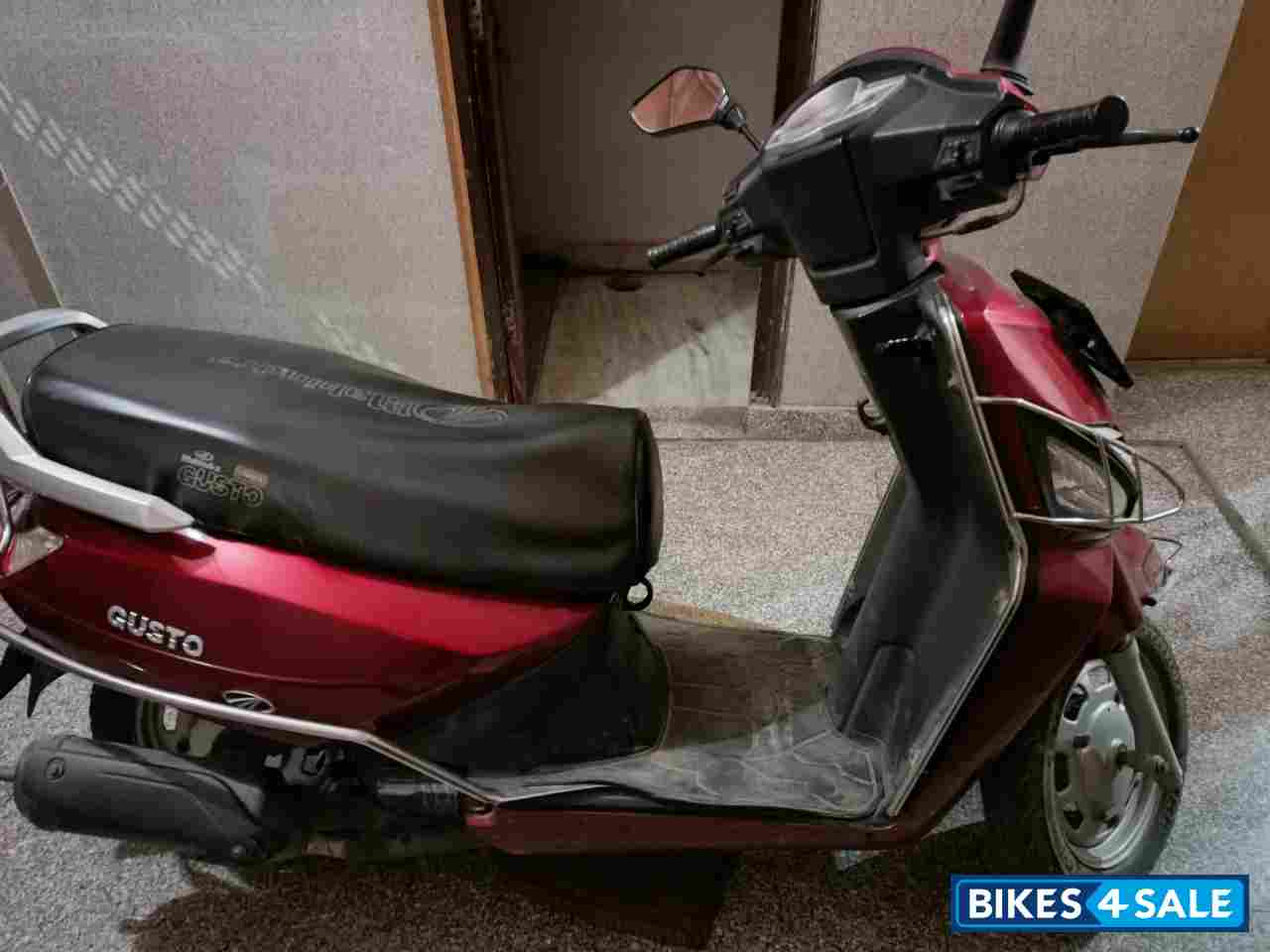 Red Mahindra Gusto