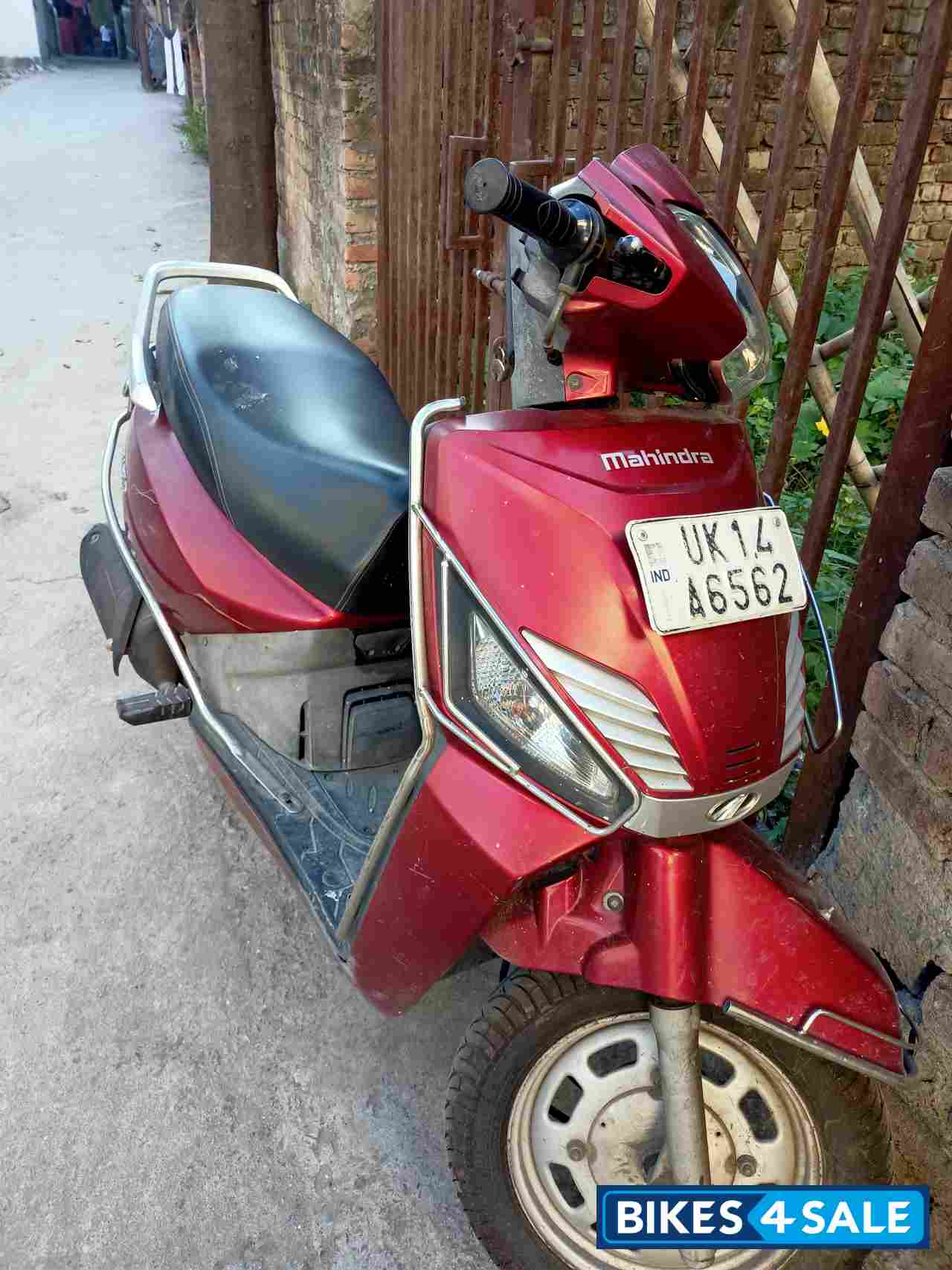 Red Mahindra Gusto 125