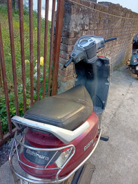 Red Mahindra Gusto 125