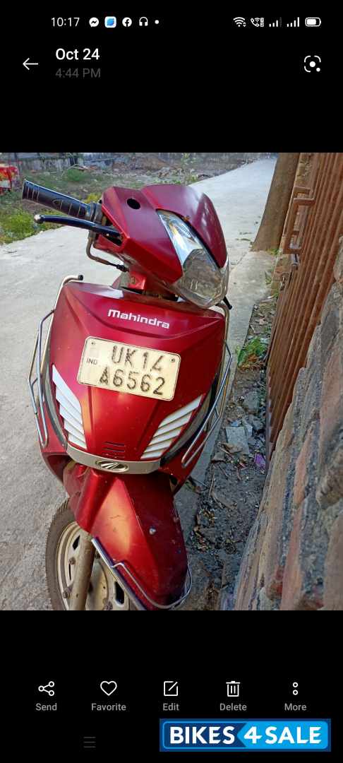 Red Mahindra Gusto 125